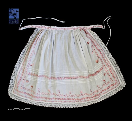 Bílá plátěná červeně vyšívaná zástěra